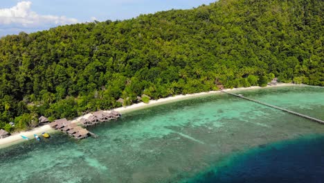 Strandbungalows-über-Dem-Klaren-Wasser-Der-Insel-Kri-In-Raja-Ampat,-Indonesien