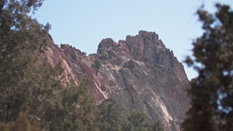 Escarpadas-Formaciones-Rocosas-Rojas-En-El-Jardín-De-Los-Dioses,-Colorado-Springs,-Bajo-Un-Cielo-Despejado