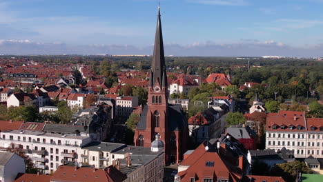 Vista-Aérea-De-La-Iglesia-Nathanael-Kirche-En-El-Barrio-Residencial-De-Leipzig,-Alemania,-Disparo-De-Drones