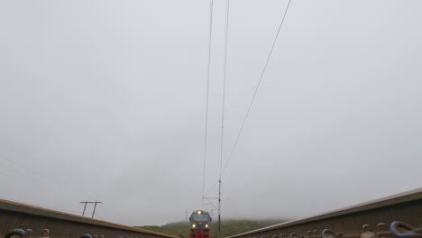 LKAB-Zug-Und-Iore-Lokomotive-Fahren-An-Einem-Bewölkten-Tag-über-Die-Kamera-Hinweg