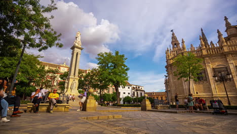 Zeitraffer-Von-Touristen,-Die-Sich-Auf-Der-Plaza-Del-Triunfo-In-Sevilla,-Spanien,-Entspannen