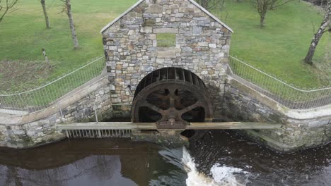 Historic-waterwheel-at-Ballinode-in-Monaghan,-Ireland-generating-eco-friendly-power