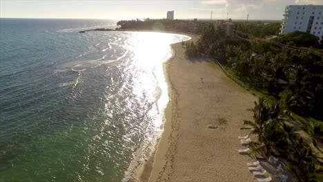 Drohne-Schwenkt-Von-Der-Rechten-Zur-Linken-Seite-Des-Rahmens-über-Dem-Strand-Von-Miami-Beach,-Einem-Beliebten-Ausflugsziel-In-Zentralgriechenland