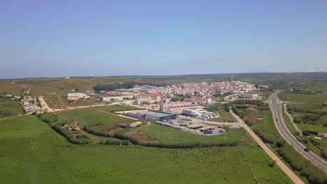 Pequeño-Pueblo-En-Algarve,-Portugal-En-Naturaleza-Verde-En-4k-Por-Drone