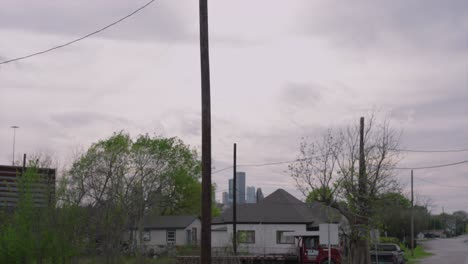 Blick-Auf-Den-Bahnübergang-Im-Vordergrund-Und-Houston-Nachbarschaft-Im-Hintergrund