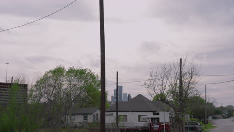 Vista-Del-Cruce-De-Ferrocarril-En-Primer-Plano-Y-El-Barrio-De-Houston-Al-Fondo.