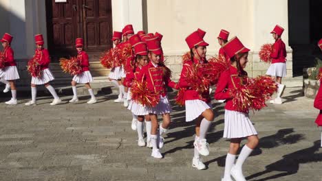 Majoretten-Mädchen-In-Roten-Kostümen-Marschieren-Mit-Pompons-Während-Der-Probe