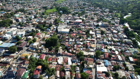 Wunderschöne-Stadt-Mit-Gebäuden-Und-Vierteln-An-Sonnigen-Tagen-In-Der-Dominikanischen-Republik