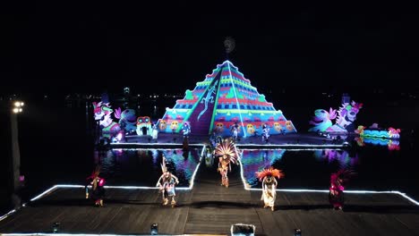 Gruppe-Von-Tänzern-In-Kostümen-Während-Einer-Open-Air-Show-In-Der-Nacht