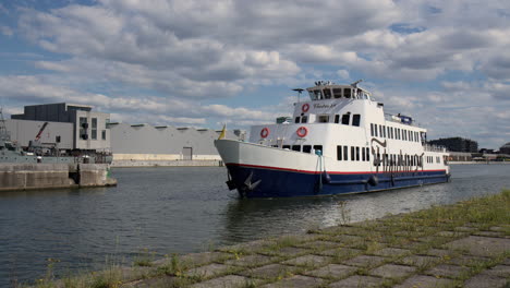 Barco-De-Pasajeros-Que-Cruza-En-El-Puerto-De-Amberes-En-Bélgica