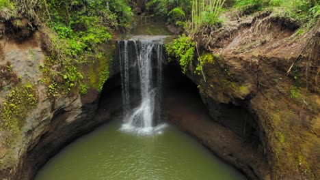 Cascada-De-Suwat-Enclavada-En-La-Selva-Tropical-De-Bali,-Indonesia