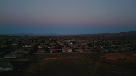 Luftaufnahme-Von-Stadtteilen-Im-Hurrikan-Utah-In-Der-Abenddämmerung---Drohnenaufnahme