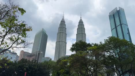 Petronas-Twin-Towers-In-Kuala-Lumpur,-Malaysia,-Blick-Von-Unten-Auf-Hohe-Gebäude