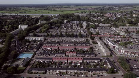 Niederländische-Stadtviertel-Und-Wohngebiet-Mit-Luftaufnahme-Des-Waterkwartier-In-Einem-Vorort-Von-Zutphen,-Niederlande