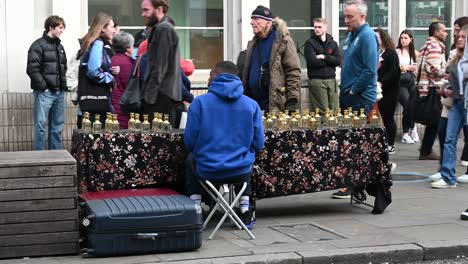 Vender-Algo-De-Oro-Fuera-Del-Mercado-De-Camden,-Londres,-Reino-Unido.