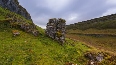 Panorama-Zeitraffer-Der-Ländlichen-Landschaft-Mit-Felsen-Im-Vordergrund,-Grasfeld-Und-Schafen-Im-Entfernten-Tal-An-Bewölkten-Tagen,-Gesehen-Von-Carrowkeel-In-Der-Grafschaft-Sligo-In-Irland