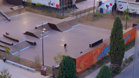 Luftaufnahme-Eines-Mannes-Auf-Einem-BMX-Rad-Im-Skatepark-Montpellier-Grammont
