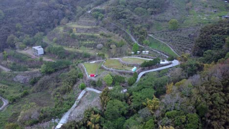 Un-Paisaje-Rural-Con-Caminos-Sinuosos-Y-Edificios-Dispersos,-Vista-Aérea