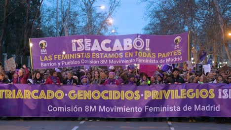 Miles-De-Personas-Marchan-Durante-Una-Manifestación-En-El-Día-Internacional-De-La-Mujer.