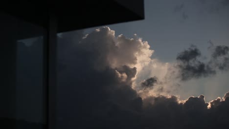 Timelapse-Lapso-De-Tiempo-Formación-De-Nubes-Con-Sol-Durante-La-Cálida-Luz-De-La-Tarde