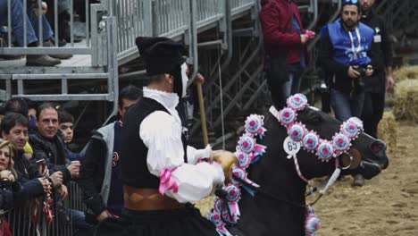 Su-Componidori-Reiten-Beim-Sartiglia-Fest-Und-Der-Parade,-Karneval-In-Oristano,-Sardinien,-Italien.-Nahaufnahme-Eines-Reiters-Mit-Pferd