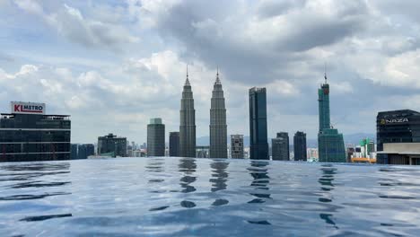 Piscina-Infinita-Con-Vistas-A-Un-Alto-Rascacielos,-Edificio-De-Bienes-Raíces-En-Kuala-Lumpur,-Malasia.