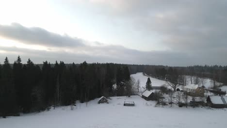 Dorf-Mitten-Im-Wald,-Umgeben-Von-Schnee,-Leben-In-Estland-Im-Winter