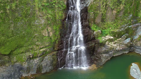 Salto-Jimenoa-Waterfall-with-mossy-mountain-wall-in-Jarabacoa,-Dominican-Republic
