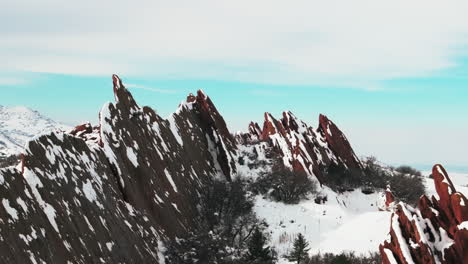 Nach-Dem-Schnee-Frühlingsschneesturm-Roxborogh-State-Park-Golfplatz-Luftdrohne-Colorado-Front-Range-Winter-Frühling-Tiefer-Pulverschnee-Dramatisch-Scharf-Spitz-Rote-Felsen-Berglandschaft-Littleton-Denver-Nach-Oben-Ausleger