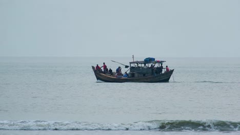 Mittelgroßes-Fischerboot,-Das-Mit-Fischern-An-Bord-Auf-Dem-Indischen-Ozean-Segelt