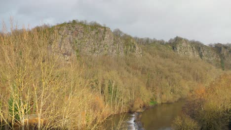 Der-Fluss-Orne-Fließt-Durch-Die-Unberührte-Natur-Der-Normandie-In-Frankreich