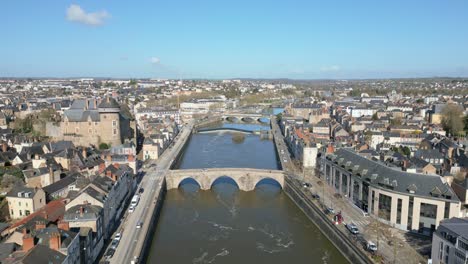 Alte-Brücke-über-Den-Fluss-Mayenne-Mit-Laval-Castle