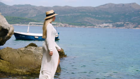 Hermosa-Turista-Rubia-Caminando-Sobre-El-Mar-Adriático-Durante-El-Verano-En-Croacia