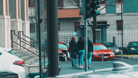 Mailänder-Innenstadt,-Junge-Frauen-Und-Fahrzeuge-Fahren-Weiter