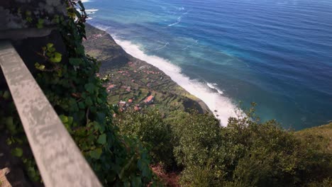 Pequeño-Pueblo-Costero-En-La-Costa-Norte-De-La-Isla-De-Madeira,-Cámara-Lenta