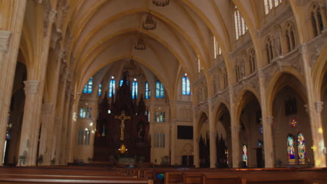 Dentro-De-La-Gran-Iglesia,-Había-Una-Mujer-Caminando-Hacia-El-Altar.