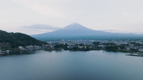 Toma-Aérea-Del-Famoso-Lago-Kawaguchi-Y-La-Lejana-Montaña-Fuji,-Japón