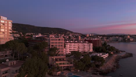 Rosa-Abendlicht-über-Apartmentgebäuden-Im-Resort-In-Palma,-Mallorca