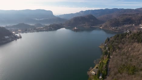 Luftaufnahme-Der-Kirche-Von-Bled-Am-Bleder-See-In-Slowenien-Während-Des-Tages