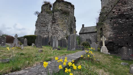 Antiguo-Cementerio-En-Una-Mañana-De-Primavera-Con-Castillo-Y-Lápidas-Antiguas