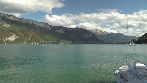 Der-See-Von-Annecy-Ist-Berühmt-Für-Sein-Türkisfarbenes-Wasser-Und-Seine-Majestätische-Aussicht