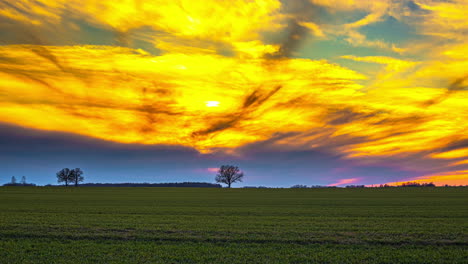 Sol-Amarillo-Dorado-Detrás-De-Nubes-Gigantes-Lapso-De-Tiempo-Al-Atardecer-Sobre-El-Campo-De-Hierba