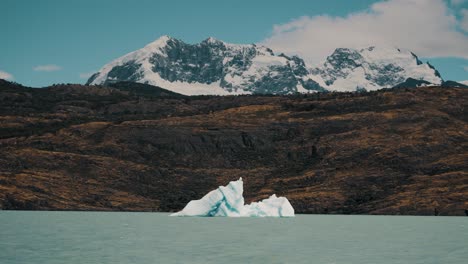 Fernsicht-Auf-Eisberg-Am-Lago-Argentino,-Nationalpark-Los-Glaciares,-Provinz-Santa-Cruz,-Patagonien,-Argentinien