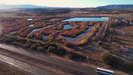 Vista-Aérea-De-La-Planta-De-Tratamiento-De-Aguas-Residuales-De-Los-Humedales-De-Sedona-Y-Preservar-Por-Ruta-Estatal,-Arizona,-EE.UU.