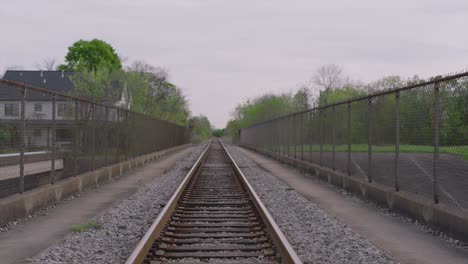 Rückwärtsbewegung,-Einspielung-Von-Bahngleisen-Mit-Führungslinien