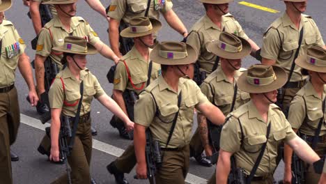 Un-Batallón-De-Soldados-Armados,-Equipados-Con-Armas-De-Fuego,-Marchando-Por-La-Calle-Durante-El-Desfile-Anual-Del-Día-De-Anzac-En-La-Ciudad-De-Brisbane,-Primer-Plano