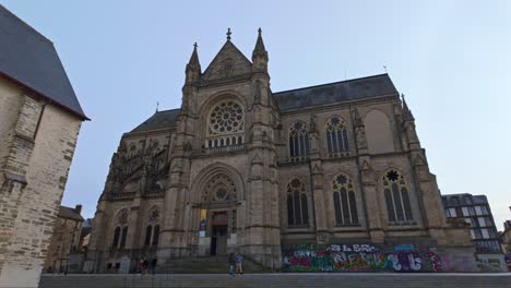 Notre-Dame-de-Bonne-Nouvelle-basilica,-in-Place-Sainte-Anne-square,-Rennes-city-center,-Brittany-in-France