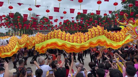 Los-Devotos-Y-Turistas-Observan-Alegremente-Las-Actuaciones-De-Danza-Dargon-Y-Toman-Fotografías-Y-Vídeos-De-La-Tradición-Anual-De-Chingay-En-Johor-Bahru,-Antiguo-Templo-Chino-&#39;xing-Gong&#39;-Malasia