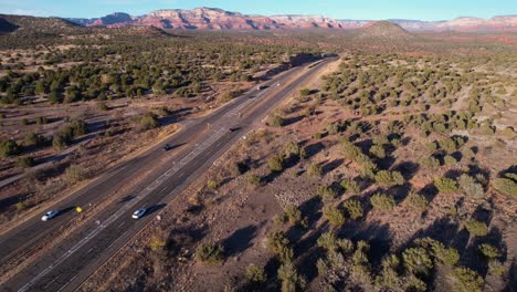 Vista-Aérea-Del-Tráfico-En-La-Ruta-Estatal-89a-De-Arizona,-Automóviles-En-La-Autopista-Y-Paisaje-Desértico