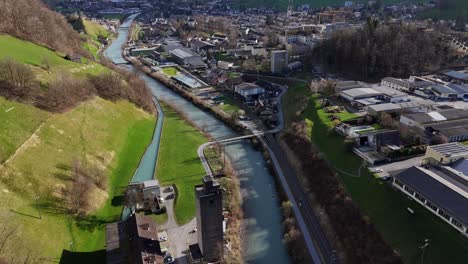 Walzwerk,-Linth-Und-Wunderschöne-Schweizer-Stadt-Zwischen-Den-Alpen-Im-Frühling